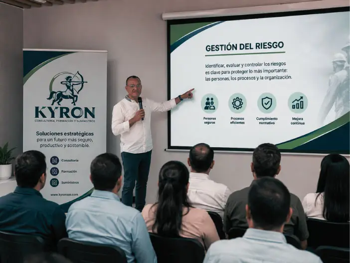 Consultor de KYRON dictando una charla sobre gestión del riesgo a un grupo de asistentes.