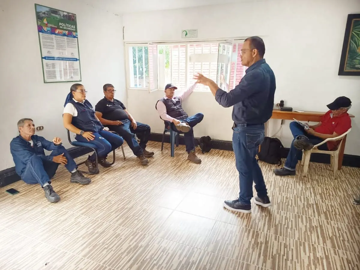 Capacitación de KYRON con trabajadores en una sede industrial.