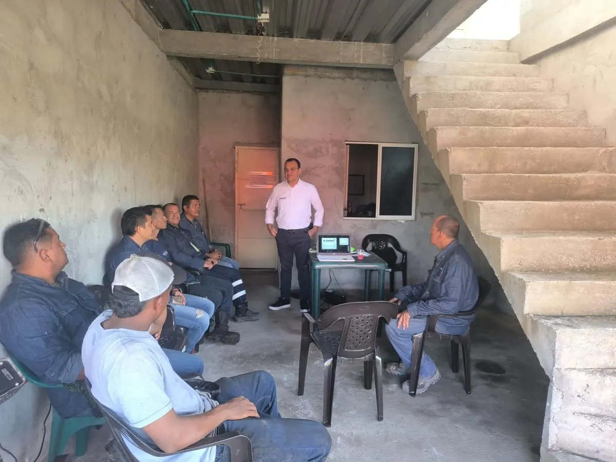 Equipo de KYRON acompañando a una empresa en terreno.