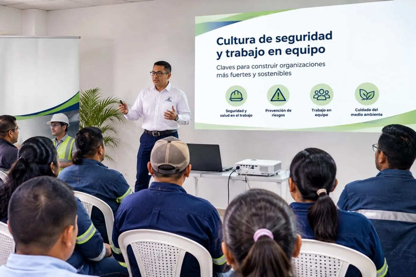 Charla sobre cultura de seguridad y trabajo en equipo ante un grupo de empleados.