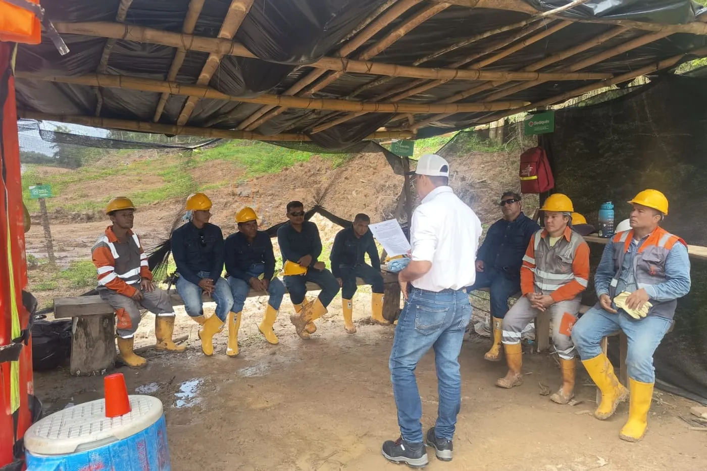 Grupo de trabajadores en una jornada de capacitación empresarial.